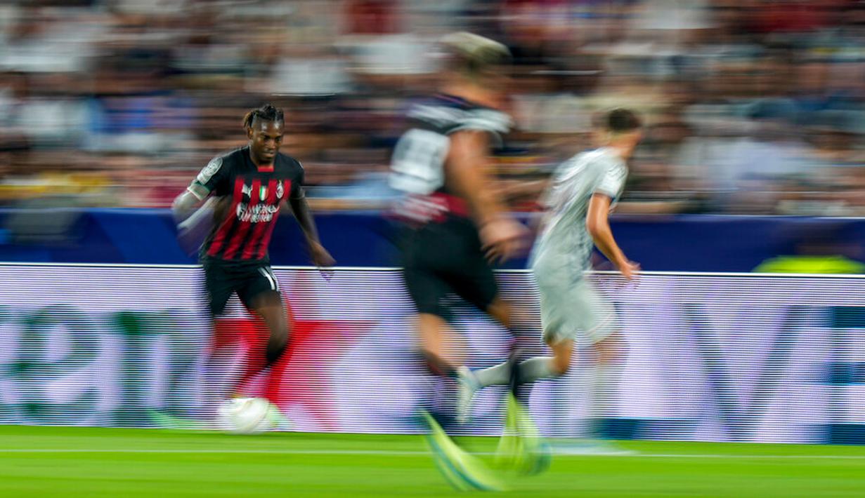 Pemain AC Milan Rafael Leao menggiring bola saat melawan RB Salzburg pada pertandingan sepak bola Grup E Liga Champions di Stadion Salzburg, Salzburg, Austria, 6 September 2022. Pertandingan berakhir imbang 1-1. (AP Photo/Florian Schrotter)