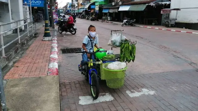 Kisah Bocah Jual Sayur Demi Hidupi Kakek di Tengah Lockdown, Bikin Terenyuh