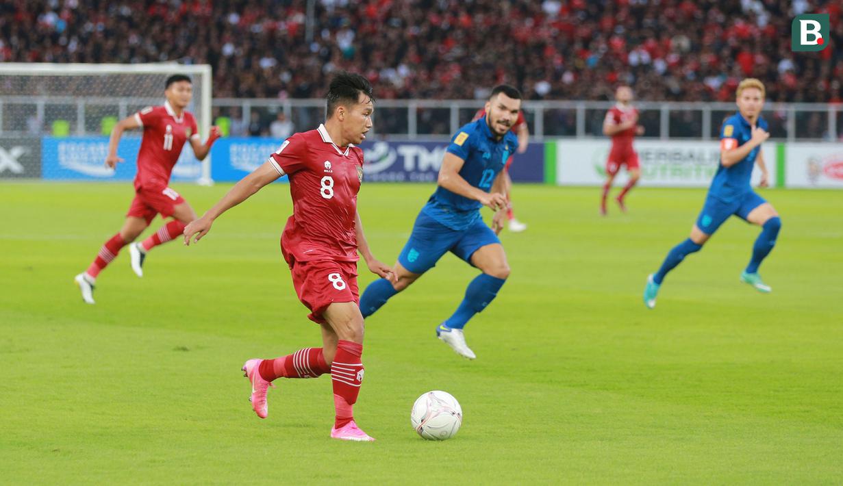 Pemain Timnas Indonesia, Witan Sulaeman menguasai bola saat menghadapi Thailand dalam laga matchday ketiga Grup A Piala AFF 2022 di Stadion Utama Gelora Bung Karno, Senayan, Jakarta, Kamis (29/12/2022) sore WIB. (Bola.com/M Iqbal Ichsan)