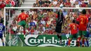 Cristiano Ronaldo, pengoleksi total 14 gol di ajang Euro, mencetak gol pertamanya ketika berusia 19 tahun 128 hari saat Timnas Portugal kalah 1-2 dari Yunani pada matchday pertama Grup A Euro 2004 di Portugal (12/6/2004). (AFP/Aris Messinis)