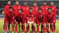 Pemain Timnas Indonesia U-19 foto bersama sebelum melawan Kamboja U-19 pada laga kedua Grup A Piala AFF U-19 2024 di Stadion Gelora Bung Tomo, Surabaya, Sabtu (20/7/2024). (Dok PSSI)