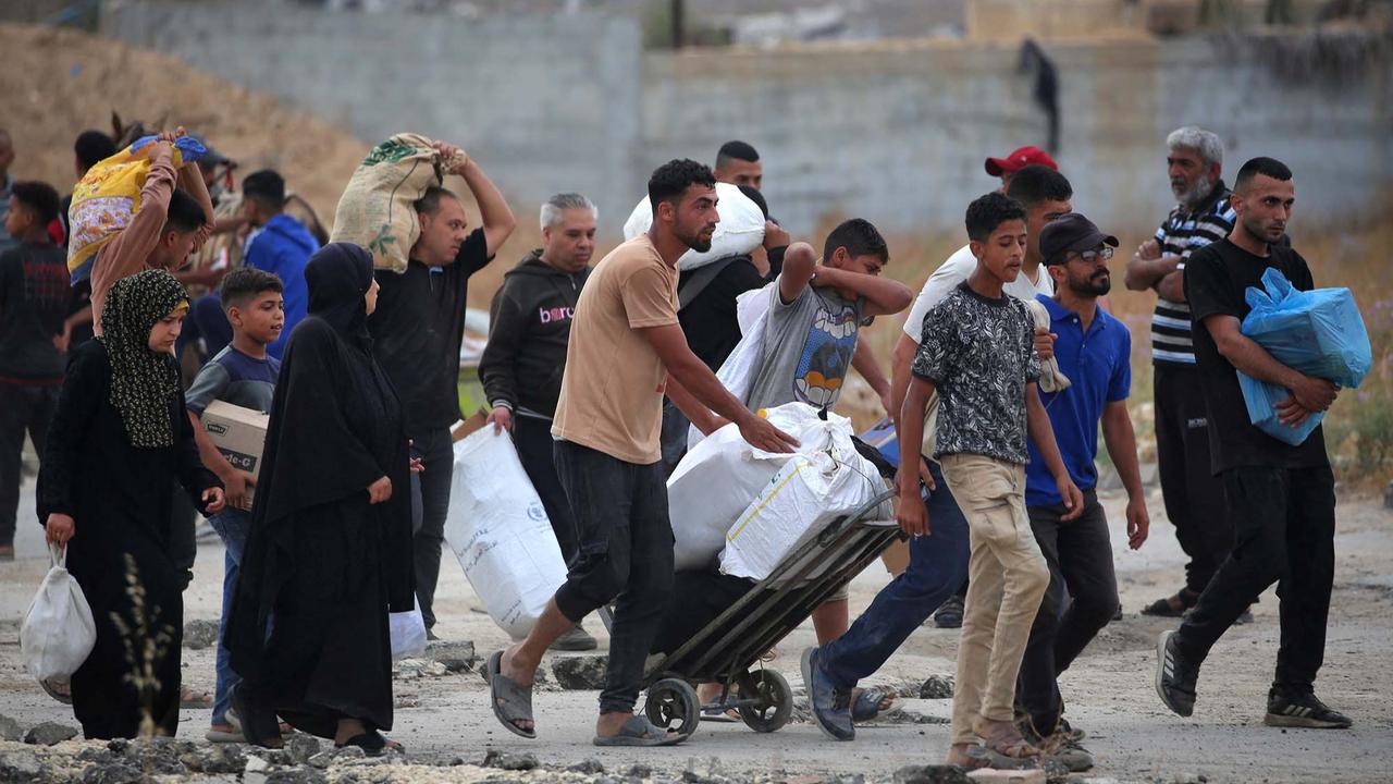 FOTO: Ribuan Warga Gaza Mengambil Paket Bantuan Bahan Makanan