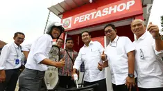 Dirut BRI Suprajarto dan Direktur Hubungan Kelembagaan BRI Sis Apik Wijayanto mengunjungi Petrashop di BUMdes Pandawa, Tasikmalaya (28/1). BRI terus mendorong literasi dan inklusi keuangan kepada BUMDes. (Liputan6.com/Pool/Humas BRI)