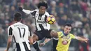 Gelandang Juventus, Juan Cuadrado, berusaha membuang bola dari pemain Pescara, Ledian Memushaj. Kekalahan ini membuat Pescara kian terpuruk di zona degradasi. (EPA/Alessandro Di Marco)