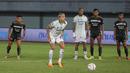 Pemain Persib Bandung, Ciro Alves, menunjukkan muka yang mampu mengecoh kiper lawan saat mengeksekusi tendangan penalti melawan Dewa United pada laga BRI Liga 1 di Stadion Indomilk Arena, Tangerang, Minggu (26/11/2023). (Bola.com/M Iqbal Ichsan)