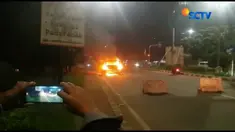 Lantaran sang penumpang yang juga tukang bakso pikul lupa mematikan kompor, angkot yang ditumpanginya hangus terbakar