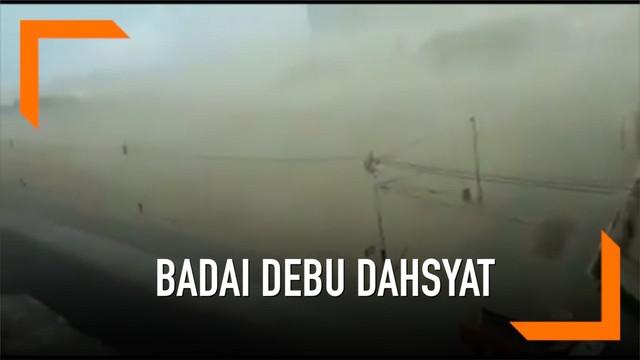 Badai debu dahsyat terjadi di Karachi, Pakistan. Kejadian ini sebabkan tiga orang tewas.
