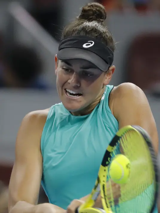 Petenis AS, Jennifer Brady mengembalikan bola pukulan Bianca Andreescu dari Kanada pada putaran ketiga tunggal putri kejuaraan tenis China Terbuka 2019 di National Tennis Center, Beijing, China (3/10/2019). Bianca menang lewat laga dua set 6-1, 6-3 dalam tempo 68 menit. (AP Photo/Andy Wong)