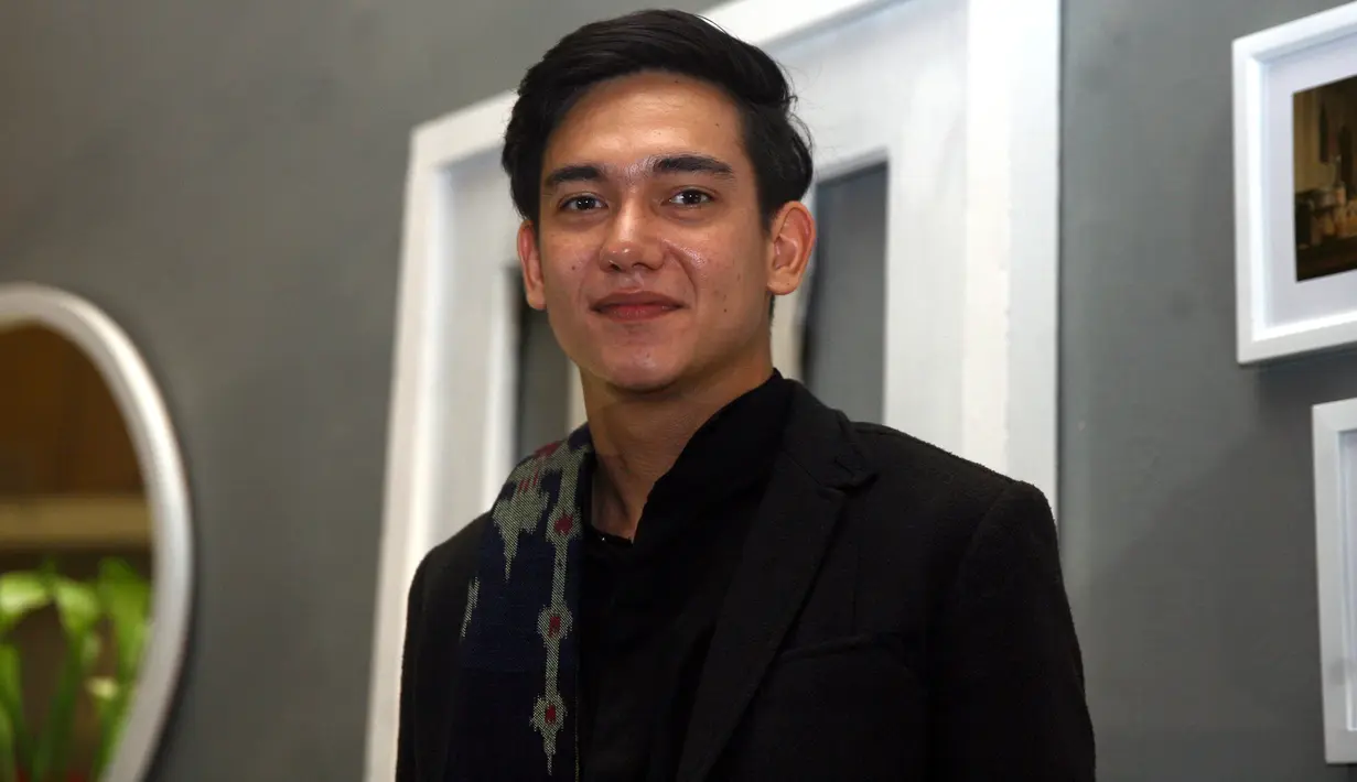 Pemeran Adipati Dolken mengakui dekat dengan Putri Mirano. Pria 26 tahun itu mengaku sering jalan bareng dengan lawan mainnya dalam film Posesif. (Adipati Dolken/Bintang.com)