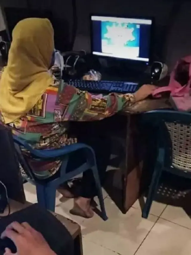 6 Aksi Kocak Emak-emak Main Game di Warnet Ini Bikin Geleng Kepala