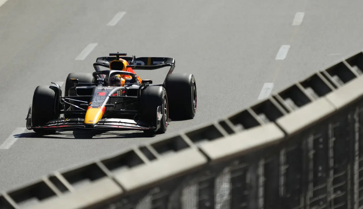 Pembalap Red Bull Max Verstappen mengemudikan mobilnya pada F1 GP Azerbaijan 2022 di Sirkuit Baku, Baku, Azerbaijan, 12 Juni 2022. Max Verstappen juara pertama diikuti Sergio Perez dan George Russell. (AP Photo/Sergei Grits)