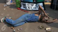 Sekelompok masyarakat yang tergabung dalam gerakan solidaritas untuk Salim Kancil menggelar aksi di depan Istana Negara, Jakarta, Kamis (1/10/2015). Dalam aksinya mereka menuntut keadilan bagi Salim Kancil dan Tosan. (Liputan6.com/Gempur M Surya)