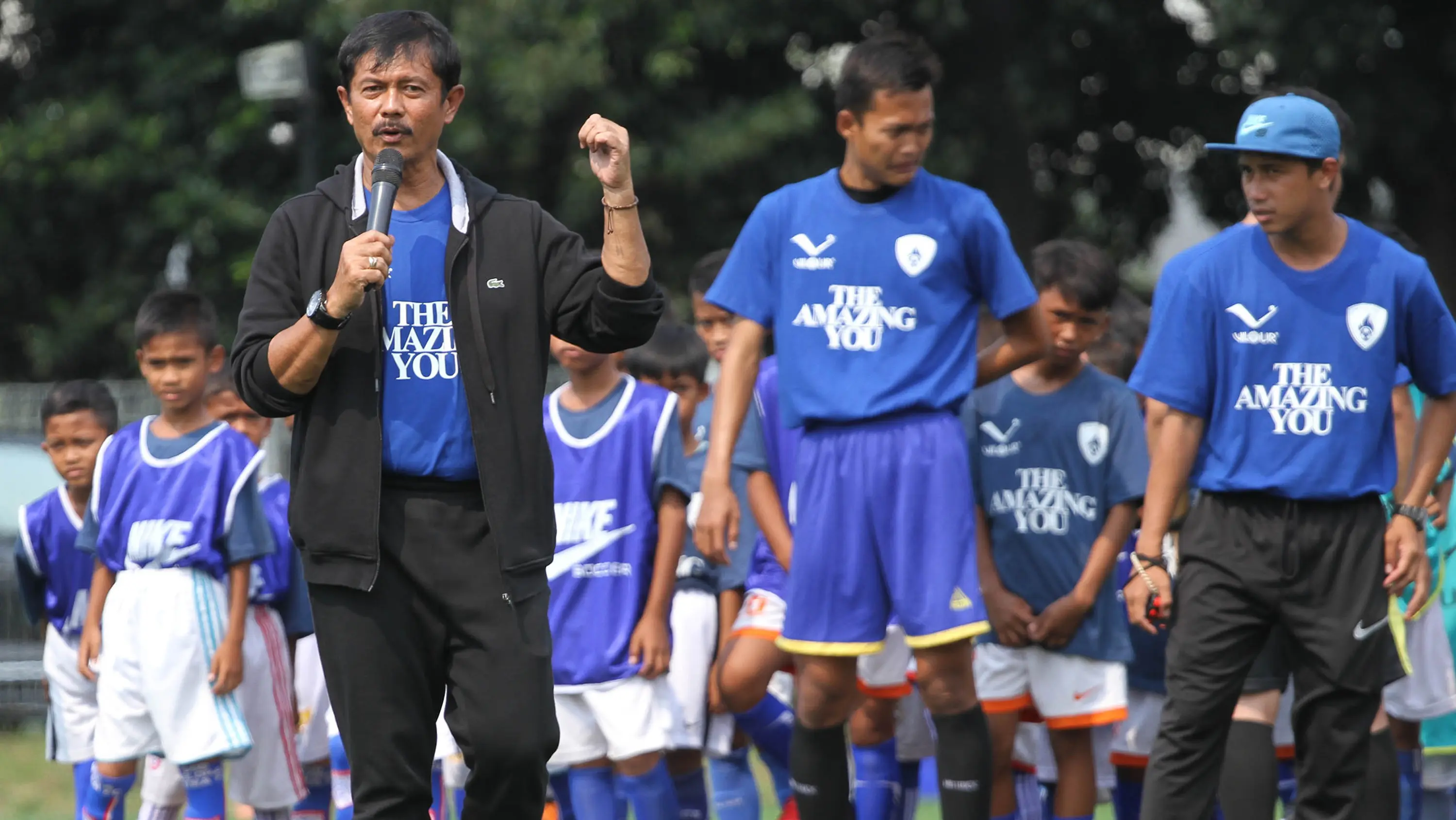 Pelatih Indra Sjafri memberikan instruksi saat coaching clinic bersama anak-anak di Lapangan ABC Senayan, Jakarta, Rabu (28/3/2018). Acara ini dalam rangkaian peluncuran Patriot 165 FC. (Bola.com/Asprilla Dwi Adha)
