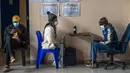 Orang-orang mendaftar untuk vaksinasi COVID-19 di rumah sakit Baragwanath Soweto, Afrika Selatan pada Senin (13/12/2021). Rata-rata kasus baru COVID-19 harian di Afrika Selatan telah meningkat selama dua minggu terakhir. (AP Photo/Jerome Delay)