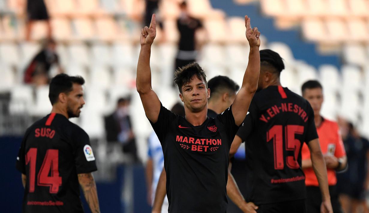 Gelandang Sevilla, Olivier Torres, merayakan gol yang dicetaknya ke gawang Leganes pada laga lanjutan La Liga pekan ke-33 di Estadio Municipal de Butarque, Rabu (1/7/2020) dini hari WIB. Sevilla menang 3-0 atas Leganes. (AFP/Pierre-Philippe Marcou)