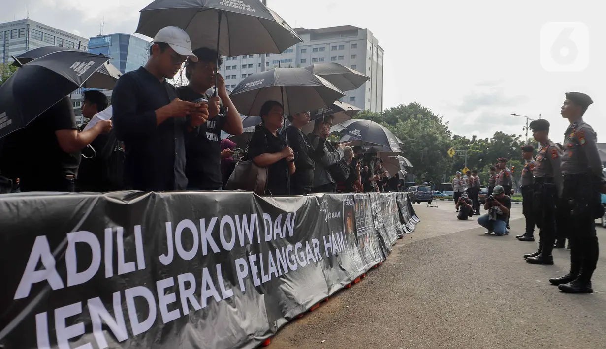 Pada Aksi Kamisan ke-806 ini mereka meminta Presiden Joko Widodo segera memerintahkan Jaksa Agung menindaklankjuti berkas penyidikan sejumlah kasus kekerasan dan penghilangan paksa yang terjadi pada 1997-1998. (Liputan6.com/Herman Zakharia)
