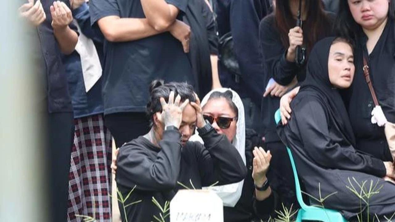 Berusaha Tegar, Reza Arap dan Sahabat Antar Lula Lahfah ke Tempat Peristirahatan Terakhir