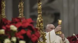 Paus Fransiskus merayakan Misa Malam Natal, di Basilika Santo Petrus, di Vatikan, Jumat (24/12/2021). Paus Fransiskus merayakan Misa Malam Natal di hadapan sekitar 1.500 orang di Basilika Santo Petrus. (AP Photo/Alessandra Tarantino)