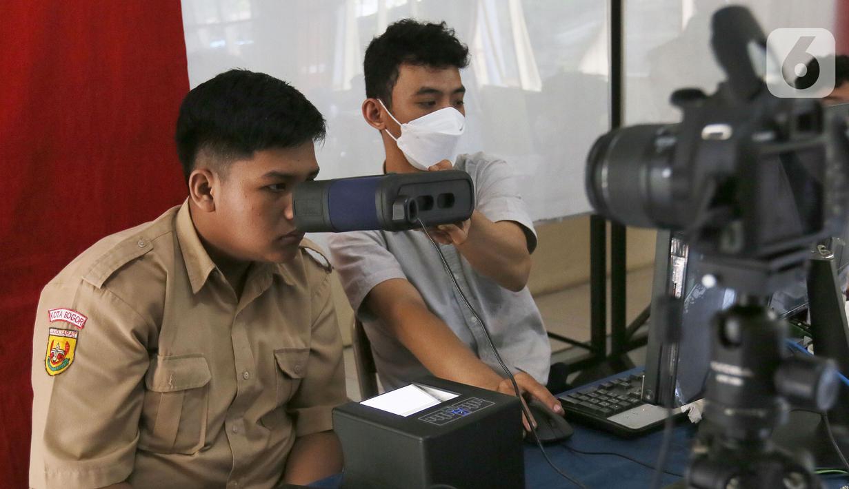 Murid melakukan perekaman E-KTP di SMAN 5, jalan dreded Bogor, Selasa (31/5/2022). Pemerintah Kota (Pemkot) Bogor mempermudah pembuatan identitas kependudukan E-KTP bagi pelajar. Dinas Kependudukan dan Pencatatan Sipil (Disdukcapil) Kota Bogor menerapkan program Goes to School. (merdeka.com/Arie Basuki)