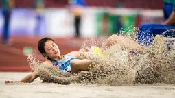 Atlet Korea Selatan, Kim Minji saat tampil pada babak final Lompat Jauh Putri Asian Games 2018 di Stadion Utama Gelora Bung Karno, Jakarta, Senin (27/8). Sebanyak 11 atlet turun di final nomor lompat jauh putri. (ANTARA FOTO/INASGOC/M Agung Rajasa)