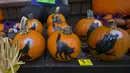 Berbagai dekorasi bertema Halloween terlihat di sebuah toko di Mississauga, Ontario, Kanada, pada 29 Oktober 2020. Warga Ontario mulai berbelanja dekorasi dan menghias rumah mereka untuk menyambut Halloween. (Xinhua/Zou Zheng)