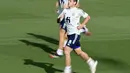 Bek Spanyol, Cesar Azpilicueta  melakukan pemanasan selama sesi latihan di Ciudad del Futbol di Las Rozas dekat Madrid (3/7/2021). Spanyol merengkuh tiket semifinal Euro 2020 usai menang 5-2 atas Swiss lewat babak penalti.  (AFP/Javier Soriano)