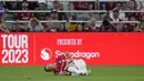 Pemain Wrexham, Paul Mullin terkapar sambil mengeram kesakitan setelah mengalami berbenturan dengan kiper Manchester United, Nathan Bishop pada laga uji coba pramusim di Snapdragon Stadium, San Diego, California, Rabu (25/07/2023) WIB. (AP Photo/Gregory Bull)