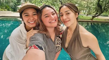 Marshanda, Naysilla Mirdad dan Nikita Willy dikenal sebagai pemain sinetron yang selalu mendapat peran protagonis. Ketiganya terlihat melakukan quality time bersama. Di belakang mereka terlihat kolam renang dan pepohonan hijau yang menambah segar suasana. (Liputan6.com/IG/@marshanda99)