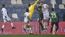 Kiper Sassuolo, Andrea Consigli berusaha menghalau bola sundulan bek Benevento, Kamil Glik pada pertandingan lanjutan Liga Serie A Italia di Stadion Mapei di Reggio Emilia, Italia, Sabtu (12/12/2020). Dengan kemenangan ini, Sassuolo naik ke peringkat dua klasemen. (Massimo Paolone/LaPresse via AP)