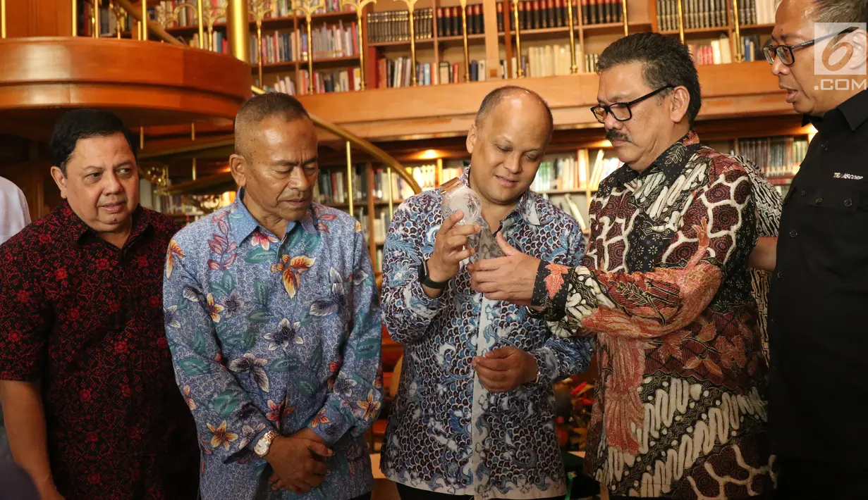 Putra almarhum Presiden ke-3 RI BJ Habibie Ilham Akbar Habibie (tengah) saat menerima anugerah Bapak Kemerdekaan Pers Indonesia untuk almarhum BJ Habibie dari Ketua DK-PWI Pusat Ilham Bintang di Jakarta, Senin (16/9/2019). (Liputan6.com/Angga Yuniar)