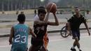Sejumlah warga bermain basket di kawasan Monas, Jakarta, Jumat (11/10). Kawasan Monas menjadi pilihan warga Jakarta dan pekerja ibu kota untuk berolahraga sore. (Bola.com/Yoppy Renato)