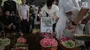 Anak Hatta Rajasa, Rasyid Rajasa meletakan foto almarhum istrinya Adara Taista di makam TPU Tanah Kusir, Jakarta, Senin (21/5). Kabarnya, Adara Taista meninggal dunia karena menderita sakit kanker kulit. (Liputan6.com/Faizal Fanani)