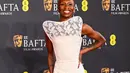 Cynthia Erivo  tampil anggun dalam gaun putih struktural berbahan lace rancangan Louis Vuitton. Dipadukan dengan heels berwarna senada, penampilannya mencerminkan keanggunan modern dengan sentuhan klasik.  [@bafta].