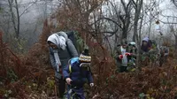 Sekelompok pencari suaka di hutan Croatia setelah melintasi perbatasan Bosnia-Croatia (AP photo)