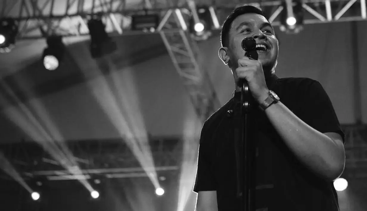 Selanjutnya adalah lagu Teman Hidup yang dinyanyikan oleh Tulus. Lagu ini pastinya bakal bikin cewek kesengsem kalau dinyanyikan lagu ini oleh pasangannya. Sepertinya kamu bakal senyum senyum lucu bahagia. (Instagram/tulusm)