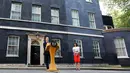 PM Inggris David Cameron didampingi istrinya, Samantha memberi pernyataan di 10 Downing Street, London, Jumat (24/6). David Cameron menyatakan mengundurkan diri usai referendum Brexit yang memastikan Inggris keluar dari Uni Eropa. (REUTERS/Stefan Wermuth)