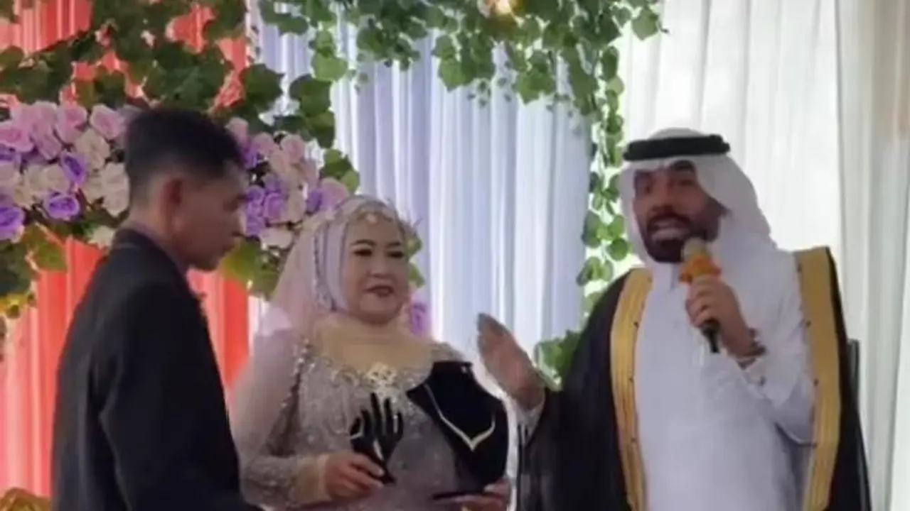 Majikan Asal Arab Saudi Rela datang Menghadiri Asisten Rumah Tangganya di Indonesia dan Berikan Emas serta Uang Rp42 Juta