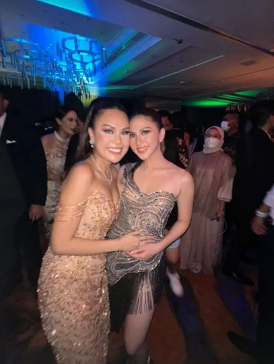 Jessica Mila terlihat akrab dengan kakak iparnya selama after party berlangsung [@pettyhasibuan]