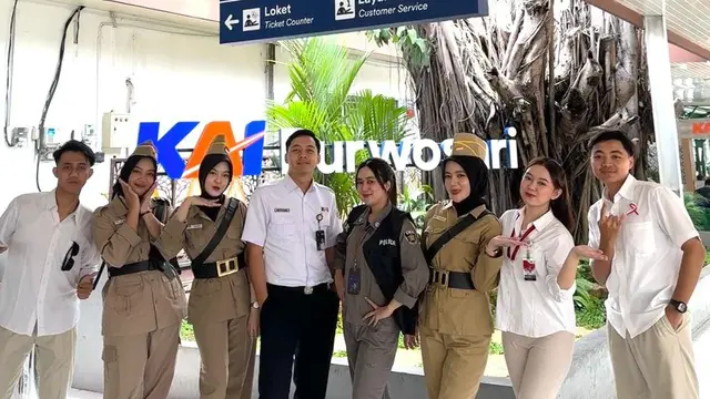 Semarak Hari Pahlawan di Berbagai Stasiun Kereta, Petugas Berkostum bak Pejuang Kemerdekaan