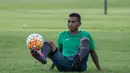 Bek sayap Timnas Indonesia, Abduh Lestaluhu, melakukan juggling saat latihan perdana jelang laga final Piala AFF 2016. (Bola.com/Vitalis Yogi Trisna)