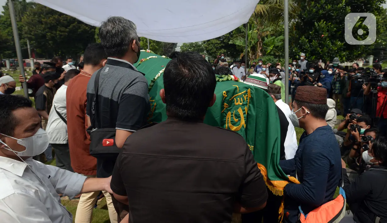 Sejumlah orang mengangkat keranda berisi jenazah mendiang mantan pebuku tangkis Indonesia Markis Kido saat pemakaman di TPU Kebon Nanas, Jakarta, Selasa (15/6/2021). Markis Kido meniggal dunia diduga akibat serangan jantung. (merdeka.com/Imam Buhori)