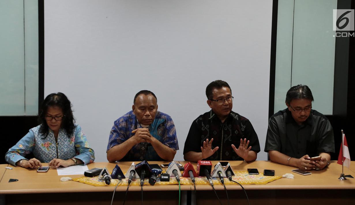 Sekretaris Umum PGI Pendeta Gomar Gultom merespons peristiwa pemboman tiga gereja di Surabaya, di Gedung Graha Oikoumene, Jakarta, Minggu (13/5). PGI meminta kepolisian meningkatkan keamanan di gereja-gereja di Indonesia. (Merdeka.com/Iqbal S. Nugroho)