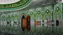 Orang-orang berdoa selama bulan Ramadan di masjid Al Munawarah di Jantho, provinsi Aceh (12/5/2020). Masjid Al Munawarah yang berdiri di pusat Kota Jantho, Kabupaten Aceh Besar dikelilingi oleh perbukitan Bukit Barisan. (AFP/Chaideer Mahyuddin)