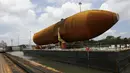 Tangki eksternal pesawat ulang alik diangkut menggunakan kapal di  Colon City, Panama, (25/4). Nantinya tangki ini akan dipasangkan ke pesawat luar angkasa untuk proyek NASA selanjutnya. (REUTERS / Carlos Jasso)