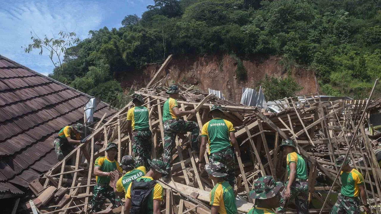 FOTO: Longsor Timbun Kantor Desa dan Rumah Warga di Nagreg Bandung