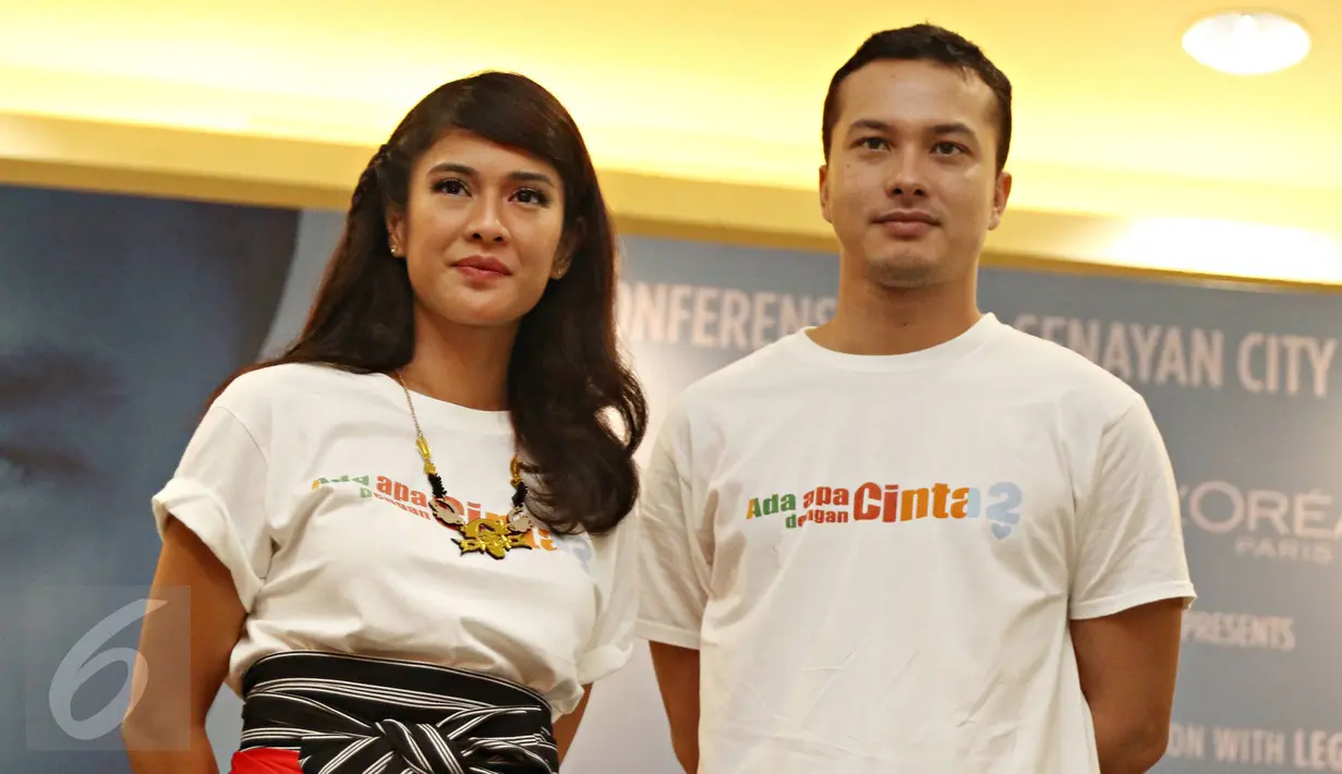 Dian Sastrowardoyo dan Nicholas Saputra saat konferensi pers AADC2 di Jakarta, Senin (15/2/2016). Rencananya AADC 2 mulai tayang di bioskop mulai 28 April 2016. (Liputan6.com/Immanuel Antonius)