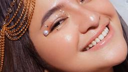 Tidak sedikit netizen yang memuji penampilannay tersebut bah ibu peri. Ada pula yang menyebutnya seperti bidadari layaknya sinetron yang pernah ia perankan pada tahun 2000-an bersama dengan Angel Karamoy. (Liputan6.com/IG/@marshanda99)