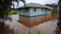 Sebuah rumah di Jalan Haleiwa dikelilingi air banjir di Hawaii (9/3/2021). Negara bagian Hawaii Amerika Serikat (AS) kini dalam status keadaan darurat. Ini diumumkan langsung Gubernur David Ige, Selasa (9/3/2021) waktu setempat. (Jamm Aquino/Honolulu Star-Advertiser via AP)