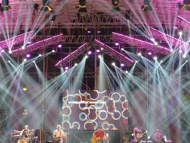 Kelompok musik Naif beraksi dalam acara The 90's Festival di Jakarta, Sabtu (23/11/2019). Naif tampil memukau di depan penggemarnya dengan membawakan hitsnya seperti Mobil Balap, Karena Kau Cuma Satu, Benci Untuk Mencinta dan Pusaka Sejuta Umat Manusia di Dunia. (Liputan6.com/Herman Zakharia)