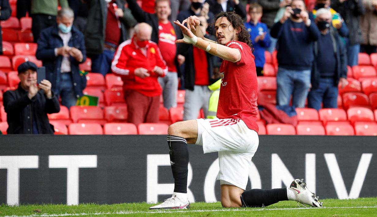 Edinson Cavani. Striker 34 tahun ini musim lalu mengoleksi 10 gol bagi Manchester United hanya dalam 26 laga yang sebagian besar dimulai dari bangku cadangan. Jika lebih dipercaya sebagai starter dan dengan adanya Jadon Sancho, jumlah golnya diprediksi akan melambung. (Foto: AFP/Pool/Phil Noble)
